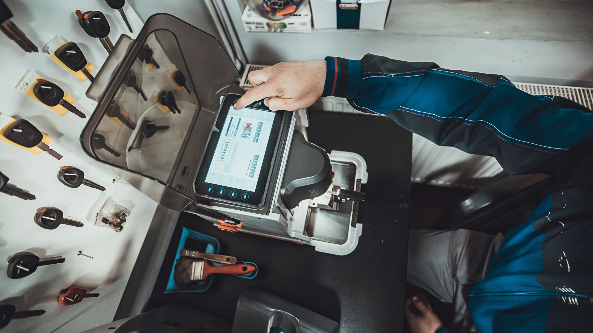 Locksmith working Car Key Replacement Spring TX